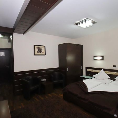 Hotel Complex Cochet à Buşteni Extérieur photo