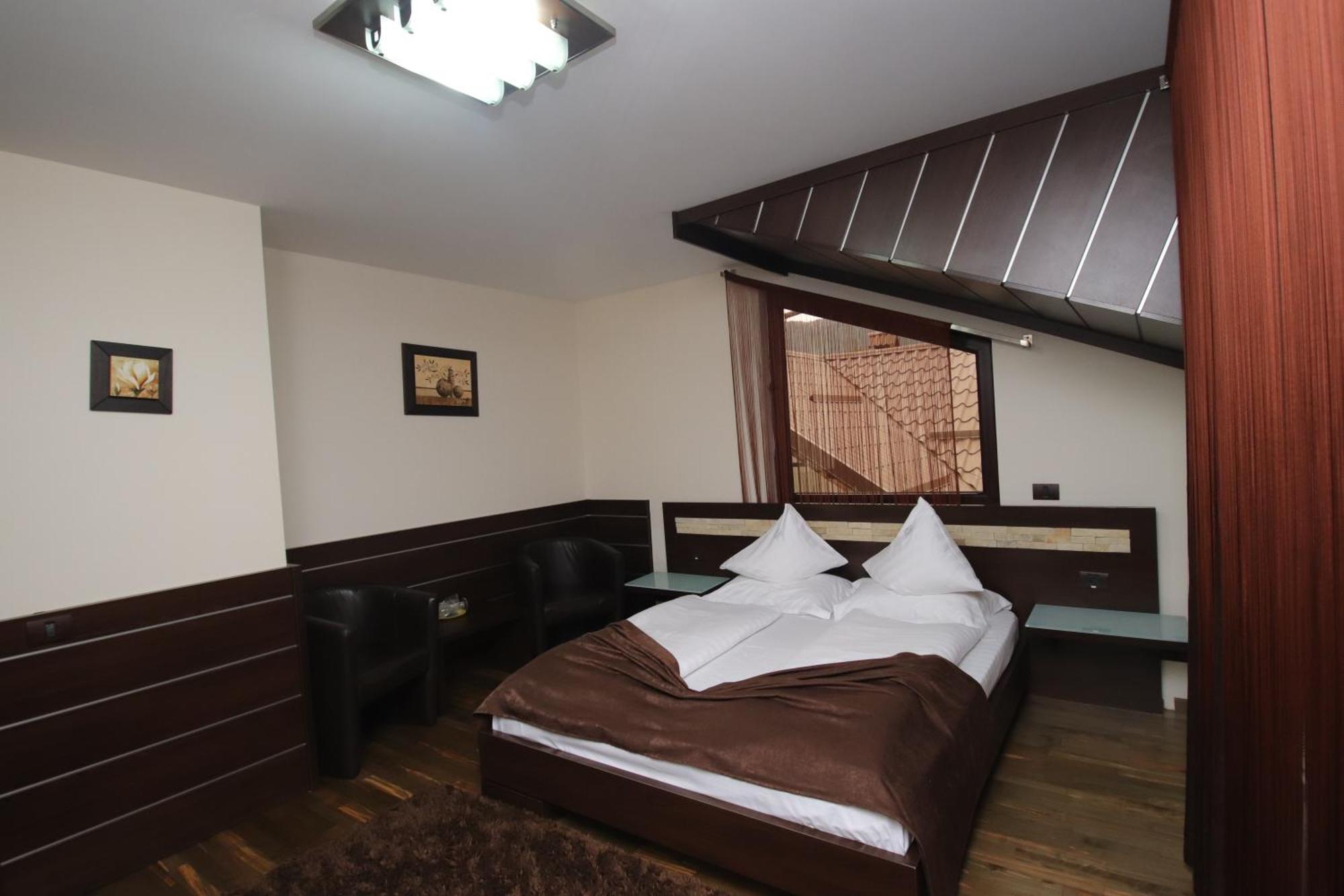 Hotel Complex Cochet à Buşteni Extérieur photo